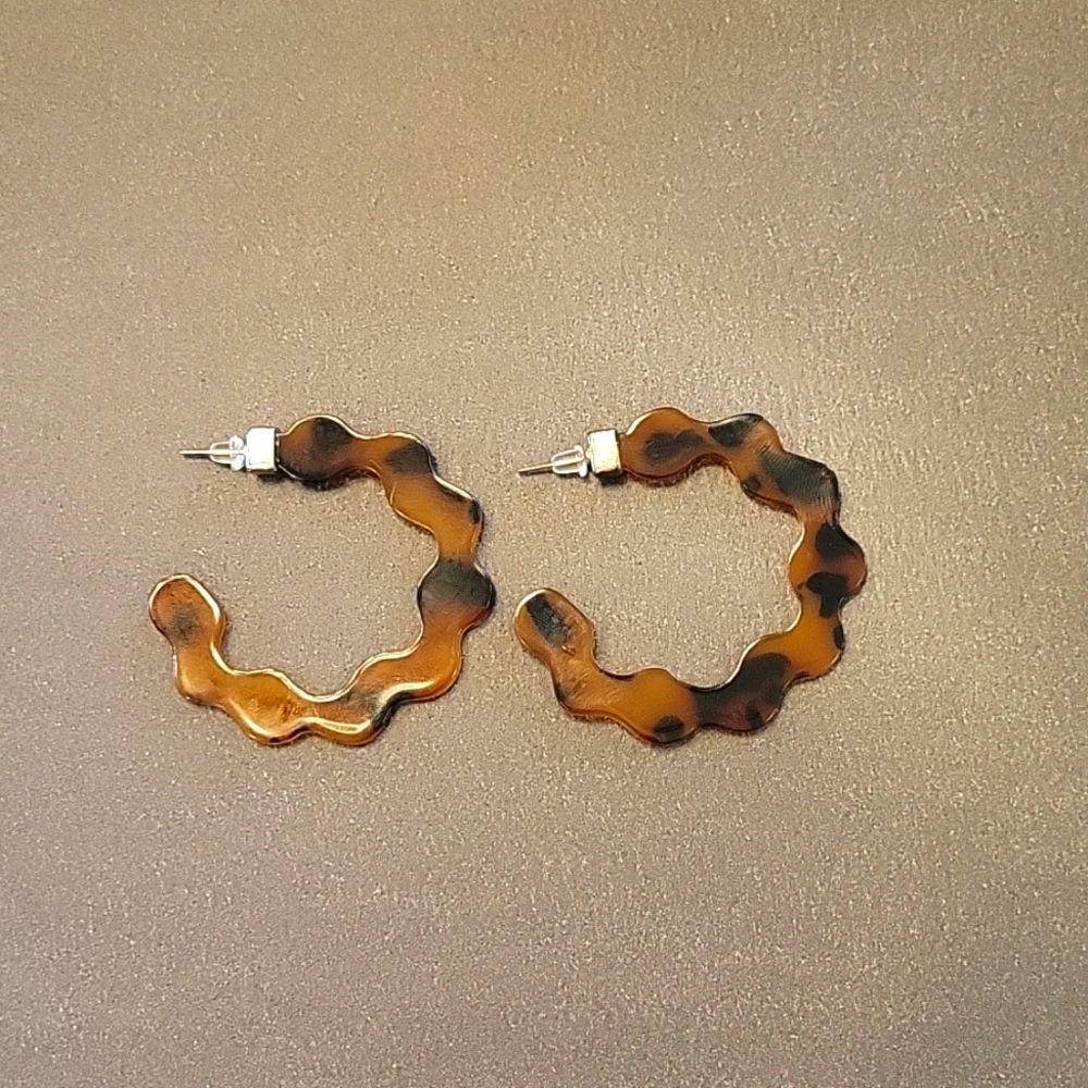 Zenzii lucite tortoise shell hoop earrings